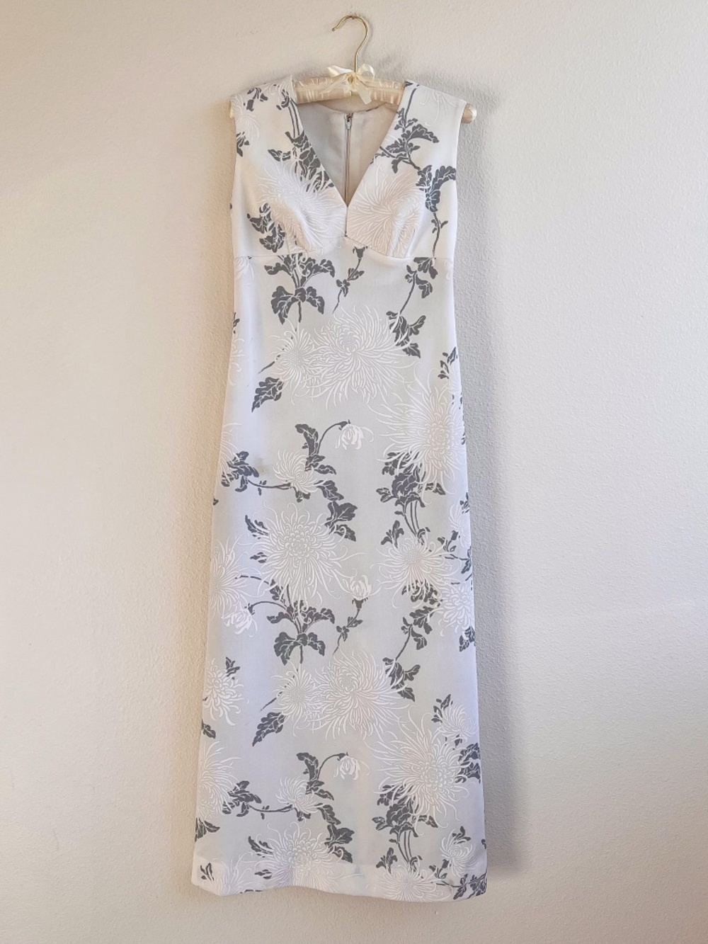 Vintage 1970s White Maxi Dress With Gray Floral Print (L) - Picture 4 of 12